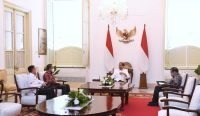 Presiden Jokowi didampingi Seskab Pramono Anung menerima Menpora Zainudin Amali dan Ketum PSSI Mochamad Iriawan, Rabu (03/08), di Istana Merdeka, Jakarta. (Foto: Istimewa)