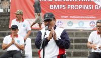Wagub Cok Ace saat melepas Kirab Merah Putih di depan Kantor Gubernur Bali, Renon, Denpasar, Sabtu (13/08). (Foto: istimewa)