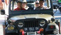 Gubernur Koster bersama Kapolda Bali saat mengendarai mobil jip saat tinjau kesiapan venue G20. (Foto: istimewa)
