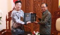 Gubernur Koster saat terima kunjungan Dubes Tiongkok untuk ASEAN pada Jumat (19/08). (Foto: istimewa)