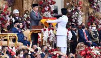 Presiden Jokowi memimpin Upacara Penurunan Bendera Negara Sang Merah Putih, di Istana Merdeka, Jakarta, Rabu (17/08) sore. (Foto: istimewa)