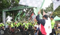 Wagub Cok Ace saat lepas peserta road bike, Minggu (07/08). (Foto: istimewa)