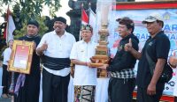 Gubernur Koster saat menyerahkan Piala Pemenang Grand Champions Festival Layangan Bali, Kamis (25/8). (Foto: istimewa)