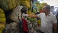 Pemusnahan pakaian bekas impor di Kabupaten Karawang, Jawa Barat pada Jumat (12/8). (Foto: istimewa)
