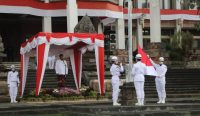 Upacara Bendera yang digelar di Halaman Depan Gedung Rektorat Unud Kampus Jimbaran, Selasa (17/8). (Foto: istimewa)