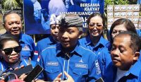 Ketua DPD Partai Demokrat Bali, I Made Mudarta memberikan keterangan pers saat peringatan HUT ke-21 Partai Demokrat, di Kantor DPD Demokrat Bali, pada Jumat (9/09/2022). (Foto: Irawan/diksimerdeka.com)