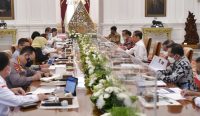 Presiden Jokowi memimpin Ratas mengenai Penyelenggaraan FIFA U-20 World Cup Tahun 2023, di Istana Merdeka, Jakarta. (Foto: istimewa)
