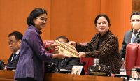 Ketua DPR Puan Maharani dan Menkeu Sri Mulyani pada Rapat Paripurna DPR RI ke-4 Masa Persidangan I Tahun Sidang 2022-2023, Selasa (06/09). (Foto: istimewa)