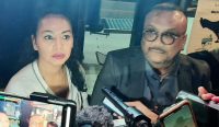 Fransiscs Fannie Lauren didampingi kuasa hukumnya Togar Sitimorang, saat memberikan keterangan pers di halaman Mapolda Bali, terkait pelaporan dugaan penggelapan yang dilakukan LS, WNA asal Swiss ke Polda Bali, Kamis (8/09/2022). (Foto: Irawan/diksimerdeka.com)