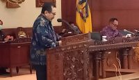 Wakil Gubernur Bali, Tjokorda Oka Artha Ardhana Sukawati, saat membacakan pandangan Gubernur Bali terhadap Ranperda dalam sidang Paripurna 29, di Gedung DPRD Provinsi Bali, Jumat (09/09/2022). (Foto: Agus/diksimerdeka.com)