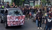 Aksi Aliansi Bali Jengah (ABJ) mendorong motor sebagai bentuk kekecewaan terhadap kenaikan harga Bahan Bakar Minyak (BBM). Aksi digelar di kawasan Kampus Unud, Jalan Sudirman, Denpasar pada Sabtu (10/09/2022). (Foto: agus/diksimerdeka.com)