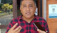 Ketua KPU Bali, I Dewa Agung Gede Lidartawan, saat ditemui di kantor KPU Bali, Sabtu (10/09/2022), menjelaskan terkait adanya temuan keganjilan data pemilih. (Foto: agus/diksimerdeka.com)