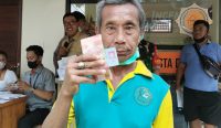 Seorang warga di Denpasar usai menerima BLT BBM, Rabu (14/09/2022). (Foto: agus/diksimerdeka.com)