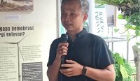 Finance Campaigner 350 Indonesia, Suriadi Darmoko, saat memberikan keterangan pers usai acara peluncuran Festival Demokrasi Energi, bertempat di Hallo Coffee, Denpasar, Sabtu (24/09/2022). (Foto: Agus Pebriana)