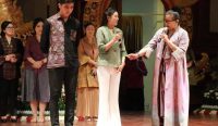 Ny. Putri Suastini Koster saat menyaksikan peragaan busana di Gedung Ksirarnawa Taman Budaya Denpasar, Selasa (6/9). (Foto: istimewa)