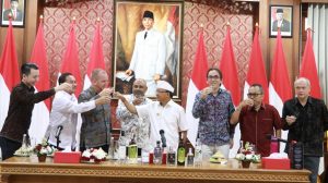 Toast arak Bali usai penandatanganan nota kesepahaman di Gedung Gajah, Jayasabha, Denpasar, pada Rabu (07/09). (Foto: istimewa)