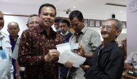 Pemprov Bali saat menyerahkan bantuan dari Kementerian Pertanian kepada ratusan peternak Sapi. (Foto: istimewa)