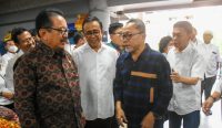 Menteri Perdagangan RI, Zulkifli Hasan bersama Wakil Gubernur Bali, Tjokorda Oka Artha Ardhana Sukawati dan Walikota Denpasar, I Gusti Ngurah Jaya Negara saat meninjau harga bahan pokok di Pasar Badung, Rabu (21/9) pagi. (Foto: humas/Pemkot Denpasar)