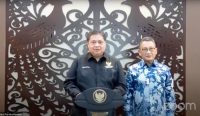 Menko Ekon Airlangga Hartarto didampingi Menteri ESDM Arifin Tasrif memberikan keterangan pers, Jumat (23/09), di Jakarta. (Foto: istimewa)