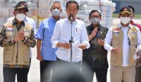 Presiden Jokowi memberikan keterangan pers di Pangkalan TNI Angkatan Udara Halim Perdanakusuma, Jakarta, Senin (26/09). (Foto: humas/Setkab)