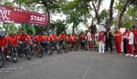 Cok Ace saat mengibarkan bendera start di Civic Centre Renon Denpasar, Minggu (18/09). (Foto: istimewa)