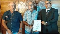 AA Ngurah Oka bersama saudaranya, AA Ngurah Suwednya Putra didampingi kuasa hukumnya Putu Harry Suandana saat memberikan keterangan pers terkait masalah hukum yang dihadapinya beberapa waktu lalu. (Foto: dewa)