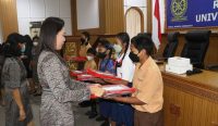 Penyerahan dana bantuan beasiswa pada 24 anak di Ruang Bangsa, Rektorat Bukit Jimbaran, pada Jumat (16/9). (Foto: istimewa)
