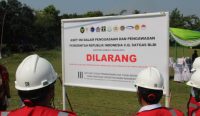 Pemasangan plang penyitaan aset milik Trijono Gondokusumo obligor PT Bank Putra Surya Perkasa oleh Satgas BLBI, Senin (10/10). (Foto: humas/Kemenkeu)
