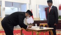 Presiden Jokowi saat melantik Hendrar Prihadi jadi Kepala LKPP, di Istana Negara, Jakarta, Senin (10/10/2022) pagi. (Foto: Setkab/humas)
