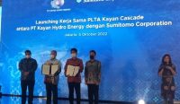 Penandatanganan kerja sama antara PT Kayan Hydro Energy (KHE) dengan Sumitomo Corporation terkait pembangunan PLTA Kayan Cascade, di Hotel Fairmont Jakarta, Kamis (6/10/2022). (Foto: ist)