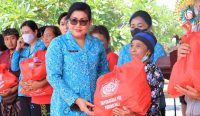 Ketua TP PKK Provinsi Bali Ny. Putri Suastini Koster saat memberikan bingkisan di Taman Budaya Candra Bhuana, Kabupaten Karangasem, Jumat (14/10/2022). (Foto: istimewa)