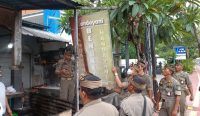 Satpol PP saat melakukan penertiban. (Foto: Humas Pemprov Bali)