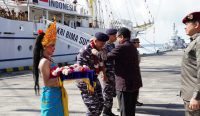 Wagub Cok Ace saat menyambut kedatangan KRI Bima Suci-945, pada Selasa (11/10). (Foto: istimewa)