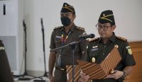 Kajari Badung Imran Yusuf SH, MH, saat melantik pejabat baru Kasi Datun dan Kasubseksi Penyidikan Pidsus Kejari Badung, di aula kantor Kejari setempat, Selasa (11/10/2022). (Foto: humas/Kejari Badung)