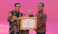 Pemprov Bali saat menerima penghargaan di Hotel Grand Sahid Jaya, Jakarta pada Selasa (18/10). (Foto: istimewa)