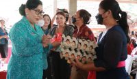 Ketua TP PKK Provinsi Bali Ny. Putri Suastini Koster saat menyerahkan bantuan sosial, Jumat (21/10/2022). (Foto: istimewa)