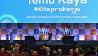 Presiden Joko Widodo saat bersilaturahmi dengan para Alumni penerima Kartu Prakerja dari seluruh Indonesia di SICC Bogor, Jawa Barat, Jumat (17/06). (Foto: istimewa)