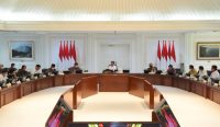 Presiden Jokowi saat memimpin Ratas mengenai Evaluasi Pelaksanaan KTT G20, di Kantor Presiden Jakarta, Senin (28/11/2022) siang. (Foto: doc. Humas Setkab)