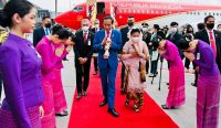 Presiden Jokowi dan Ibu Iriana Joko Widodo saat tiba di Bandar Udara Suvarnabhumi, Bangkok, Thailand, Kamis (17/11/2022). (Foto: doc. Setpres)