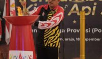 Sekretaris Daerah (Sekda) Gede Suyasa mewakili Penjabat (Pj) Bupati Buleleng Ketut Lihadnyana menerima api suci dari rombongan kirab dengan sebuah upacara, Jumat (18/11/2022). (Foto: doc. Kab. Buleleng)