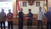 Sekretaris Daerah Provinsi Bali Dewa Made Indra saat menyerahkan piagam penghargaan di Ruang Melati Kampus BKPSDM Provinsi Bali, Selasa (22/11/2022). (Foto: doc. Humas Pemprov Bali)