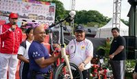 Wakil Gubernur Bali Cok Ace saat memberikan doorprize di Lapangan Puputan Margarana Niti Mandala Denpasar, Sabtu (26/11/2022). (Foto: doc. Humas Pemprov Bali)