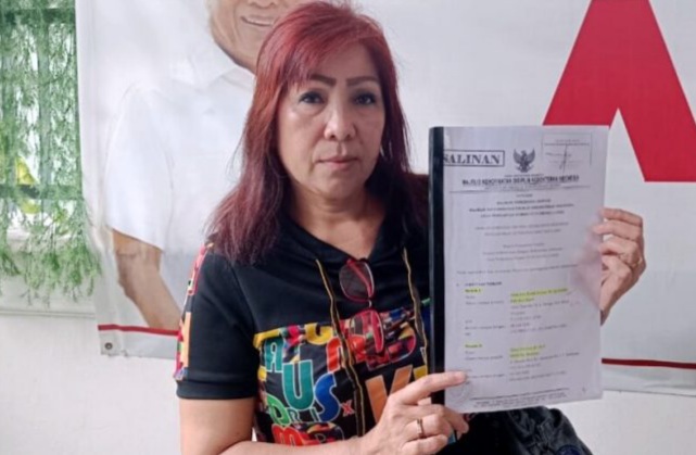 Yenni Susilawati, orang tua almarhum dr. Gerry Irawan Sp.OG saat menunjukan dokumen terkait kasus kematian anaknya di Denpasar, Senin (21/11/2022). (Foto: Dewa)