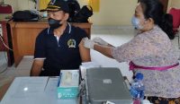 Pemberian vaksin booster kedua untuk lansia, pada Kamis (24/11/2022). (Foto: doc. Pemkot Denpasar)