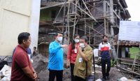 Bupati Nyoman Suwirta saat sidak pembangunan proyek RSU Klungkung, Jumat (25/11/2022). (Foto: humas/Pemkab Klungkung)