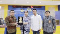 Kepala KPP Madya Denpasar, Agus Kuncoro memberikan penghargaan kepada Kadek Maharani Kemala Dewi dan Dewa Gede Adiputra, di Kantor Pelayanan Pajak (KPP) Madya Denpasar, pada Selasa (15/11/2022) pagi. Penghargaan diberikan atas kontribusi sebagai warga negara yang baik dalam perpajakan. (Foto: ngurah/diksimerdeka.com)