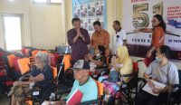 Sekretaris Daerah Provinsi Bali yang sekaligus sebagai Ketua Dewan Pengurus KORPRI Provinsi Bali Dewa Made Indra saat menyerahkan bantuan kursi roda kepada Yayasan Bunga Bali. (Foto: doc. Humas Pemprov Bali)