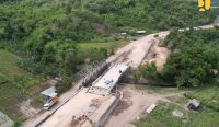 Pembangunan dan peningkatan infrastruktur jalan dan jembatan di Labuan Bajo-Tanamori, Provinsi Nusa Tenggara Timur oleh Dirjen Bina Marga, Kementerian PUPR. (Foto: doc. Kementerian PUPR)