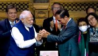 Presiden Jokowi menyerahkan palu sidang Presidensi KTT G20 tahun 2023 kepada Perdana Menteri India, Narendra Modi sebagai tuan rumah Presidensi KTT G20 tahun 2023 saat penutupan Penutupan Presidensi KTT G20 Bali, Indonesia, Rabu (16/11/2022). (Foto: media center g20)