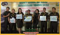 Kejari Badung saat menerima penghargaan. (Foto: doc. Kejari Badung)